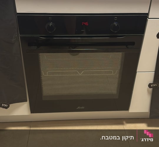 תנור אפייה עם כיריים גז במטבח מודרני